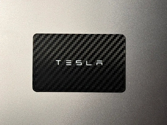 Tesla Anahtar Kartı Dekoratif Replika – Çift Taraflı Karbon Fiber Görünümlü Tasarım