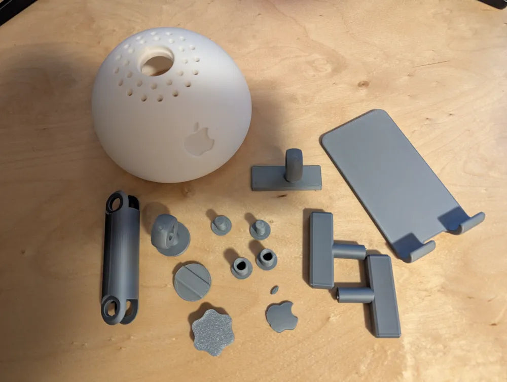 iMac G4 Tasarımlı Telefon Standı – Ayarlanabilir Retro Masaüstü Telefon Tutucu