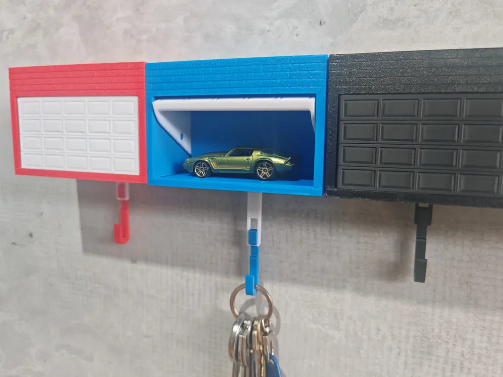 Car Garage Anahtar Askılığı – Açılabilir Garaj Kapılı Araç Temalı Duvar Dekoru