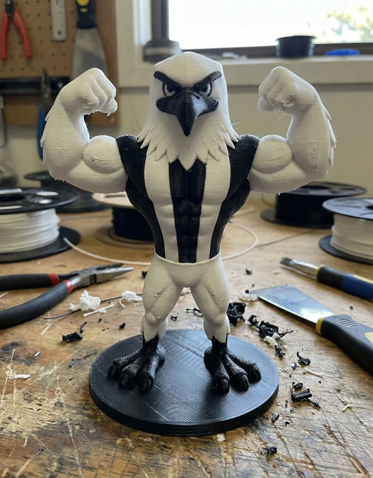 Kaslı Kara Kartal Figürü – Beşiktaş Temalı 3D Baskı Dekoratif Koleksiyon Figürü