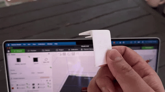 Claude Hold – MacBook Kapak Durdurucu (Lid Stopper)