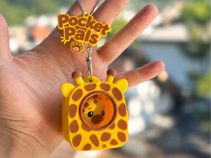 Pocket Pals – Zürafa Çanta Süsü | Kawaii Mini Figür Taşıyıcı