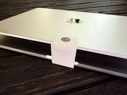 Claude Hold – MacBook Kapak Durdurucu (Lid Stopper)