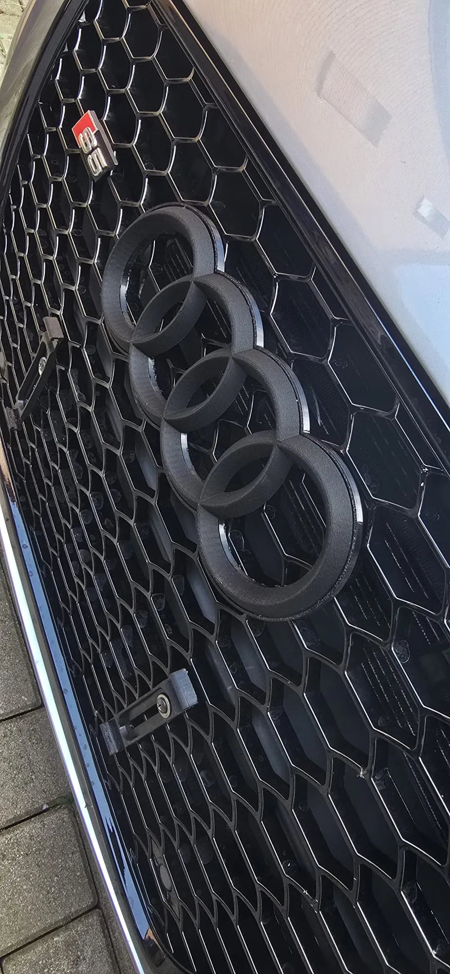 Audi RS Tarzı Petek Panjur Logo ve Logo Tutucu