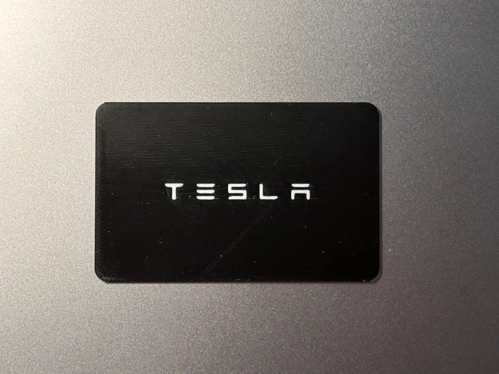 Tesla Anahtar Kartı Dekoratif Replika – Çift Taraflı Karbon Fiber Görünümlü Tasarım
