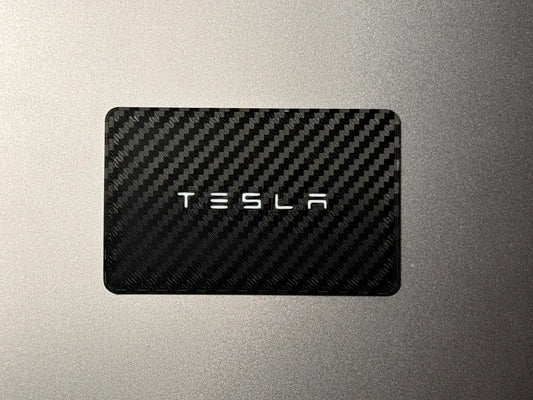 Tesla Anahtar Kartı Dekoratif Replika – Çift Taraflı Karbon Fiber Görünümlü Tasarım