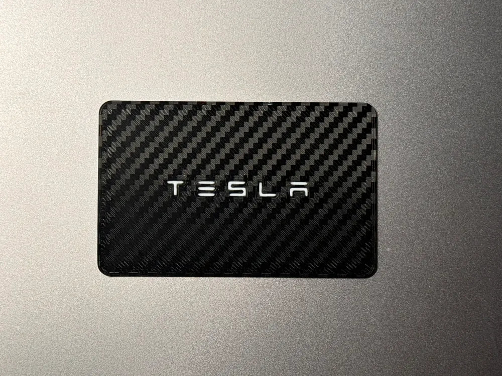 Tesla Anahtar Kartı Dekoratif Replika – Çift Taraflı Karbon Fiber Görünümlü Tasarım