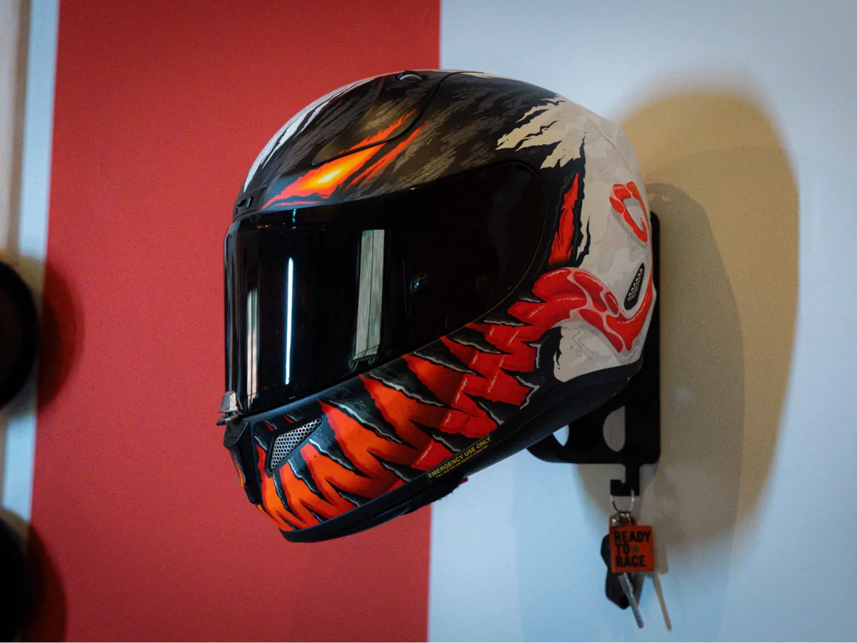 Kask Askılığı – Ceket ve Anahtarlıklı Duvar Tipi Kask Tutucu