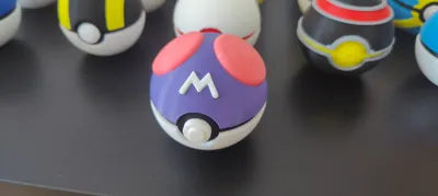 Master Ball – Çok Renkli Koleksiyonluk Poké Ball Figürü