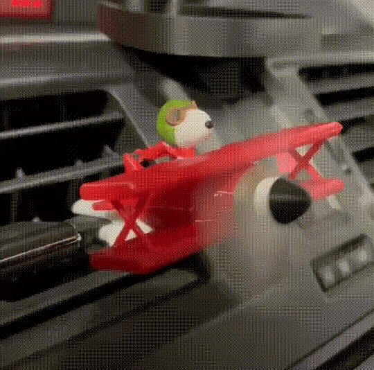 Flying Snoopy Araç Kokusu – Eğlenceli ve Dekoratif Oto Koku Aksesuarı
