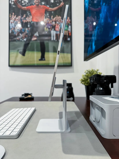 iPad Studio Stand V2 – Modern, Ayarlanabilir ve Şık iPad Masaüstü Standı