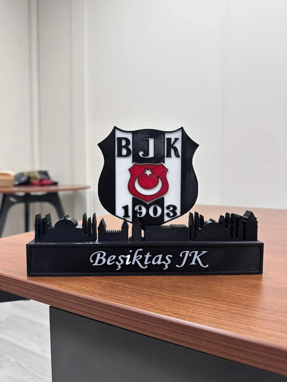 Beşiktaş ve İstanbul Silüeti Dekoru – 3D Masaüstü ve Raf Süsü