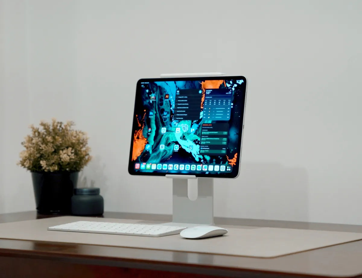iPad Studio Stand V2 – Modern, Ayarlanabilir ve Şık iPad Masaüstü Standı