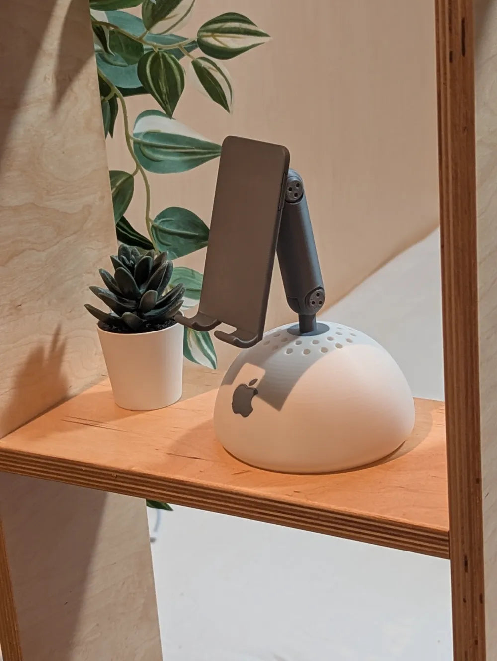 iMac G4 Tasarımlı Telefon Standı – Ayarlanabilir Retro Masaüstü Telefon Tutucu