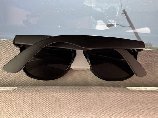 Tesla Gözlük Tutucu – Tesla Model 3 ve Model Y Araç İçi Güneş Gözlüğü Askısı