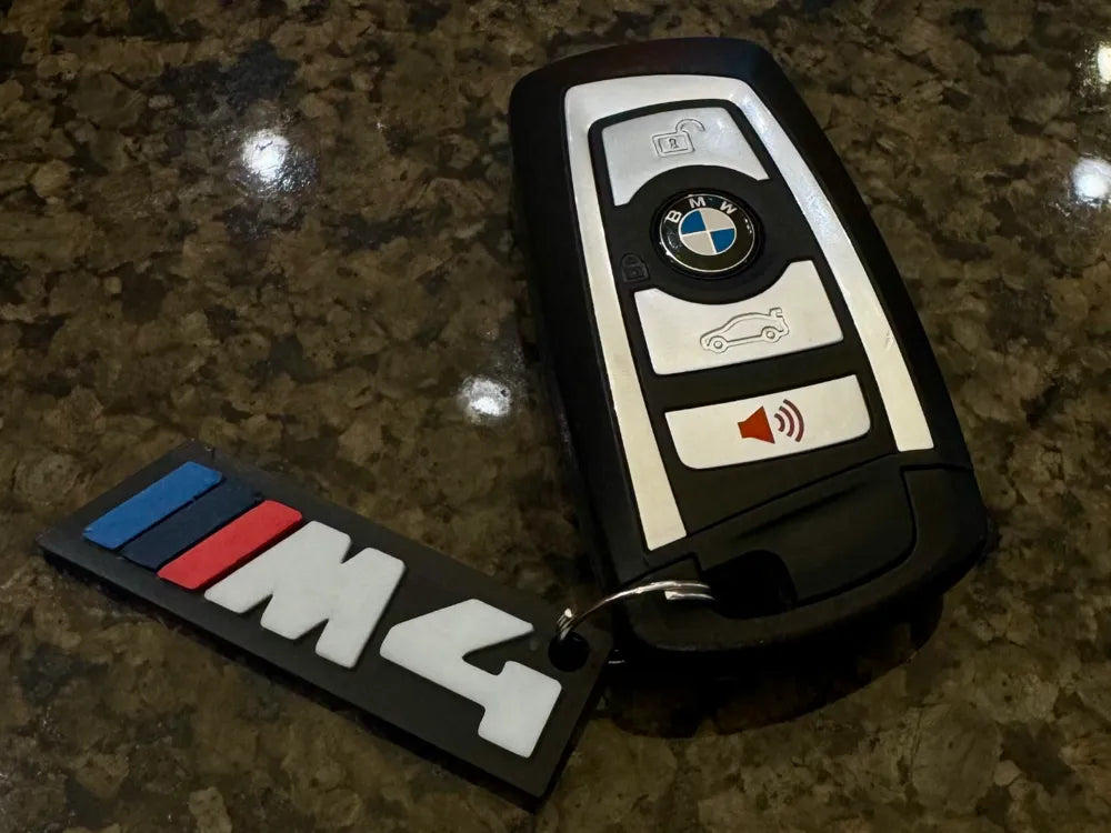 BMW M4 Logo Anahtarlık – BMW M Serisi Metalik Görünümlü Şık Anahtarlık (2 adet)