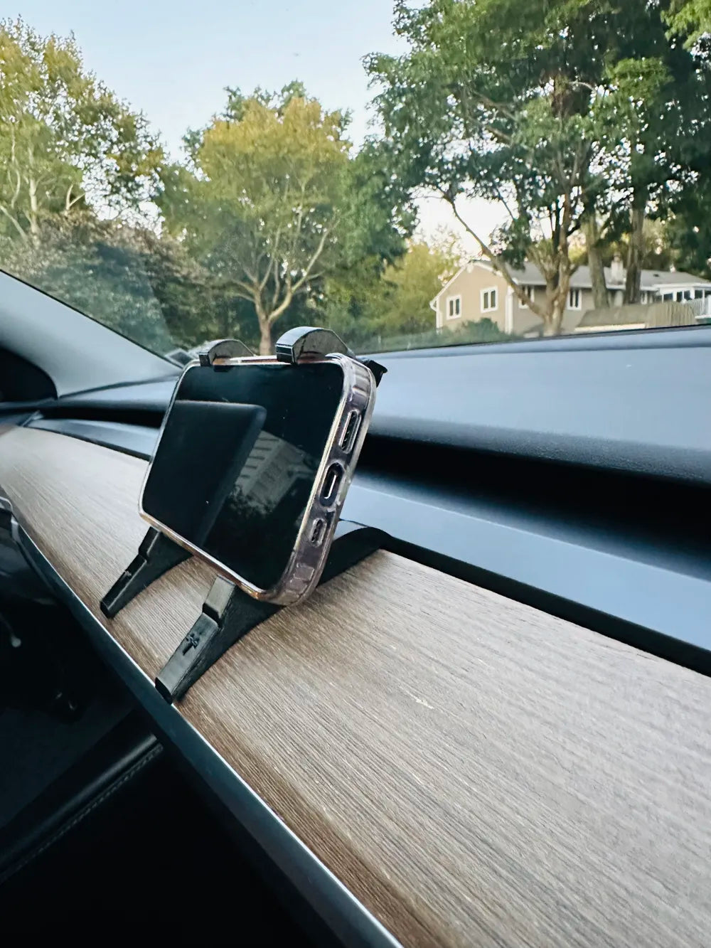 Tesla Model Y Telefon Tutucu – Araç İçi Telefon Standı