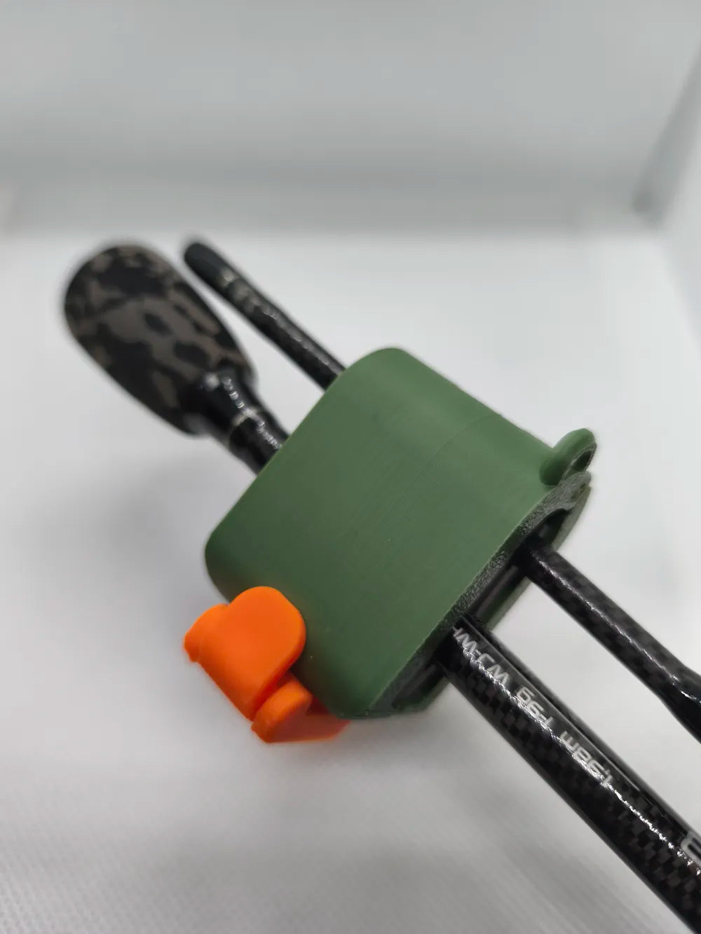 Olta Kamışı Taşıma Kelepçesi – Fishing Rod Clamp | Güvenli ve Düzenli Olta Taşıma Aparatı