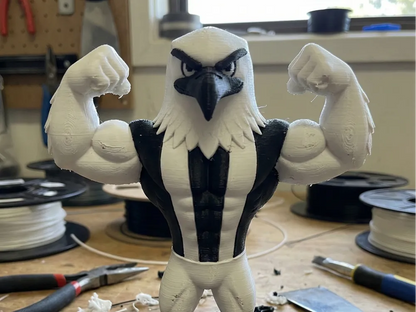 Kaslı Kara Kartal Figürü – Beşiktaş Temalı 3D Baskı Dekoratif Koleksiyon Figürü