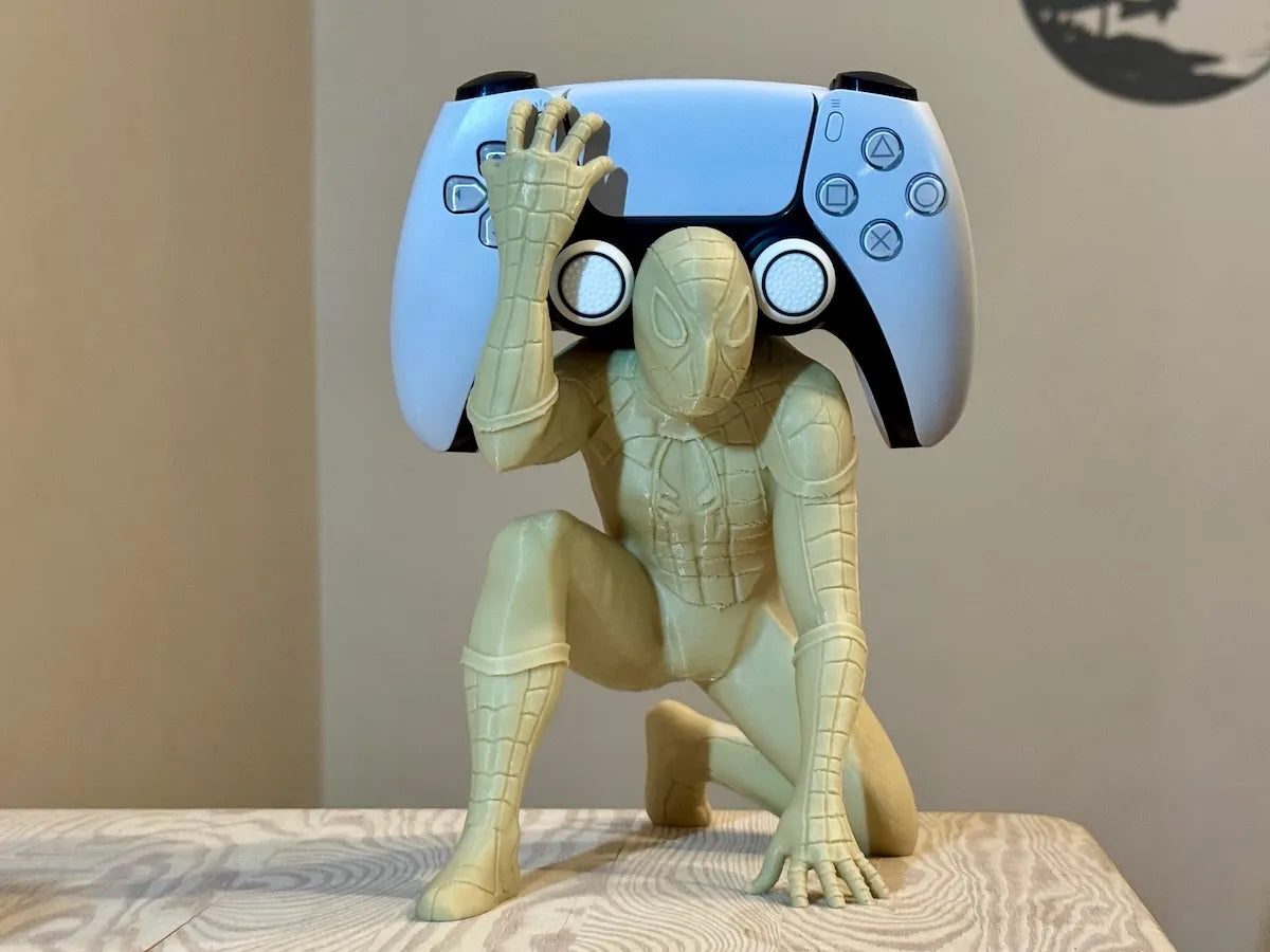 Süper Kahraman Temalı PS5 DualSense Kumanda Standı – Koleksiyonluk Oyun Kontrolcü Tutucu