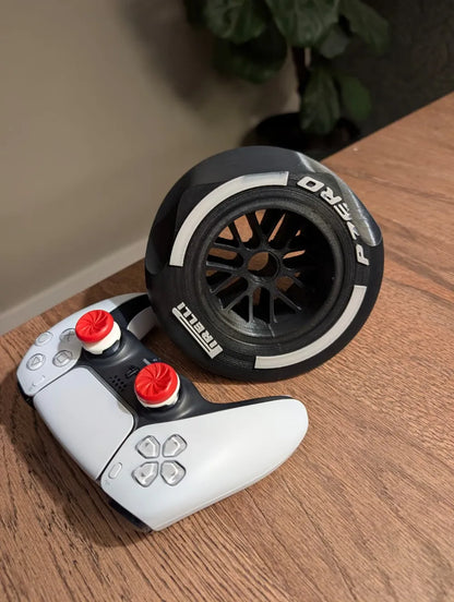 Yarış Lastiği Tasarımlı PS5 DualSense Kumanda Standı – Formula Esintili Gaming Controller Holder