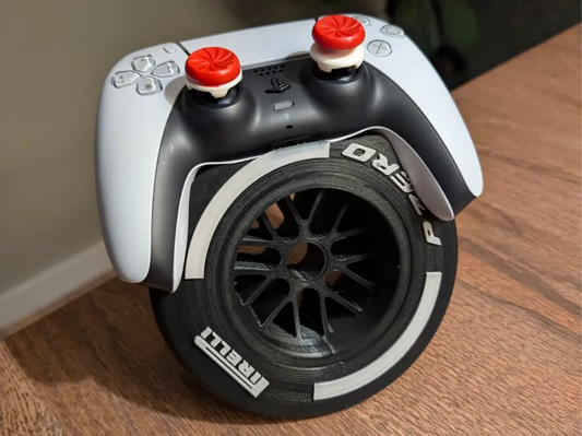 Yarış Lastiği Tasarımlı PS5 DualSense Kumanda Standı – Formula Esintili Gaming Controller Holder