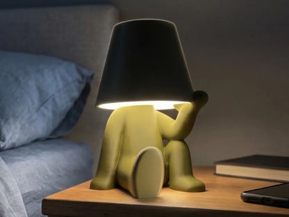 Oturan Küçük Adam Figürü Lamba – Dekoratif Masa ve Gece Lambası