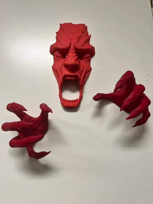 Demon from the Wall – Kırmızı Korku Temalı Dekoratif Duvar Figürü