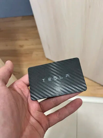 Tesla Anahtar Kartı Dekoratif Replika – Çift Taraflı Karbon Fiber Görünümlü Tasarım