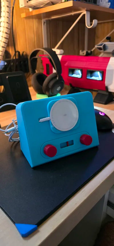 Retro Radio MagSafe Charger – iPhone ve Apple Watch İçin Nostaljik Kablosuz Şarj Standı