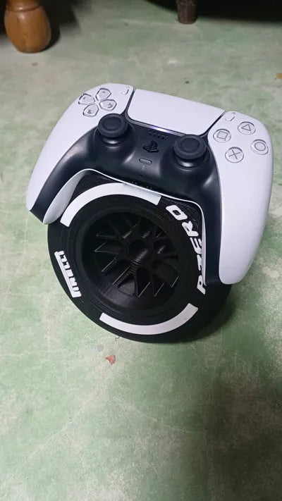 Yarış Lastiği Tasarımlı PS5 DualSense Kumanda Standı – Formula Esintili Gaming Controller Holder