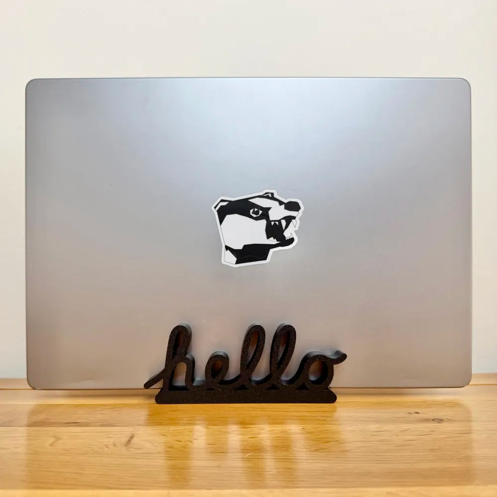 Klasik "Hello" Tasarımlı MacBook Standı – Ayarlanabilir Laptop Dikey Standı
