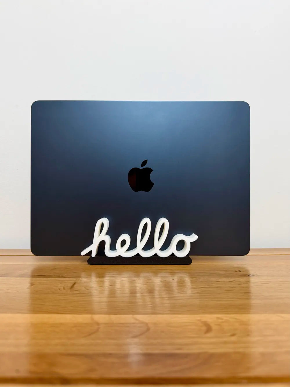 Klasik "Hello" Tasarımlı MacBook Standı – Ayarlanabilir Laptop Dikey Standı