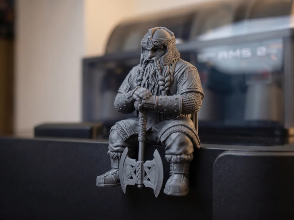 Gimli – Monitor Topper Desk Buddy | Monitör Üstü Dekoratif Figür