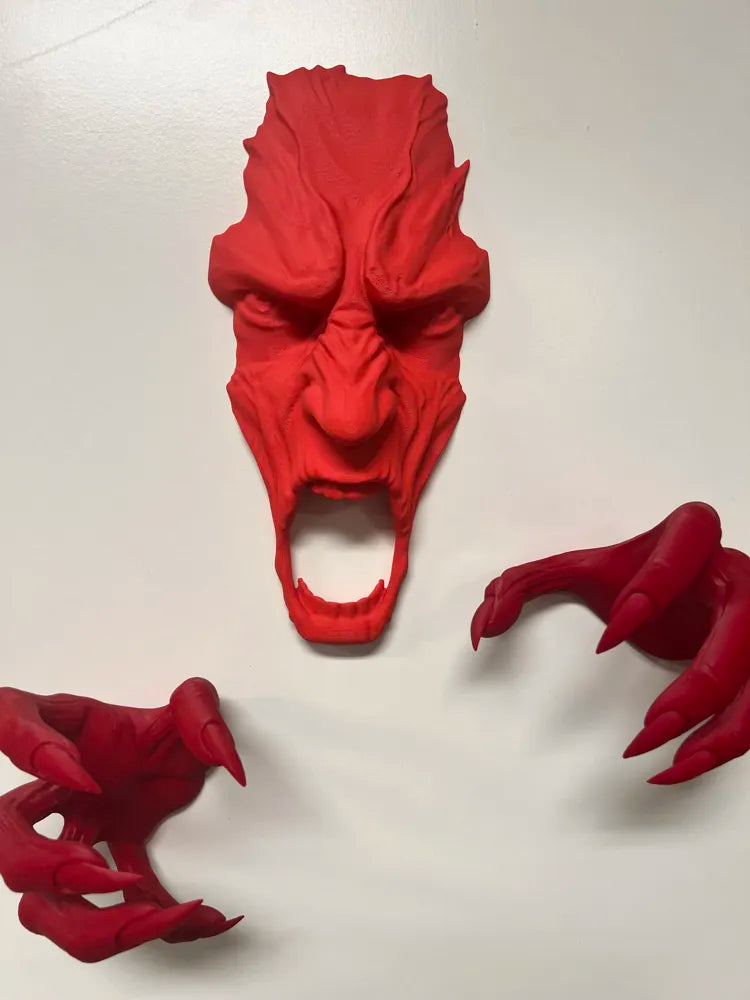 Demon from the Wall – Kırmızı Korku Temalı Dekoratif Duvar Figürü