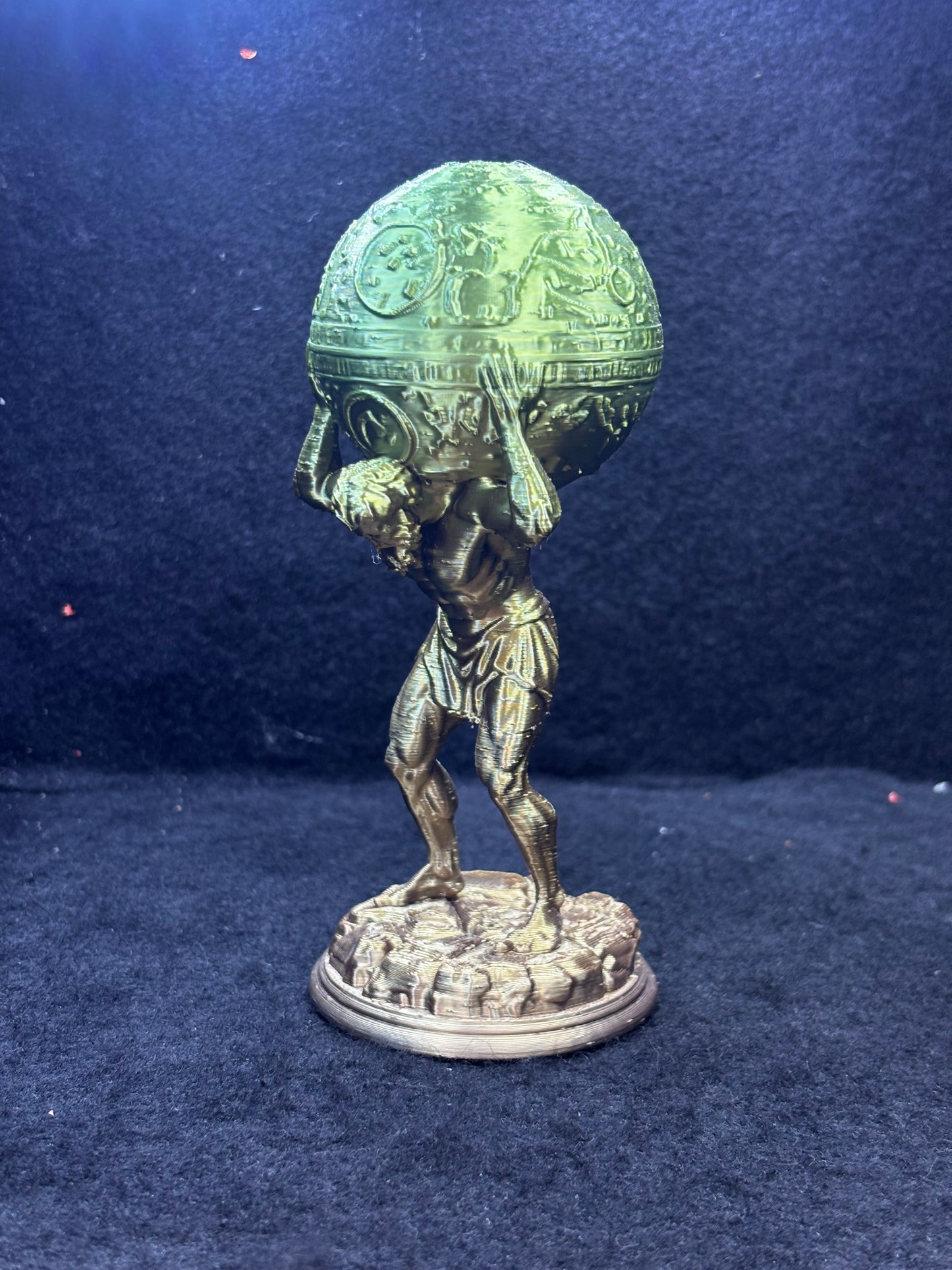 Dünyayı Sırtlanan Karakter Figürü – Dekoratif ve Koleksiyonluk 3D Baskı Figür