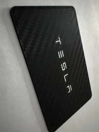 Tesla Anahtar Kartı Dekoratif Replika – Çift Taraflı Karbon Fiber Görünümlü Tasarım