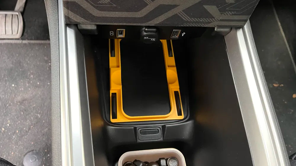 Jeep Avenger iPhone 14 Telefon Tutucu – Araç İçi Kablosuz Şarj Uyumlu Telefon Standı