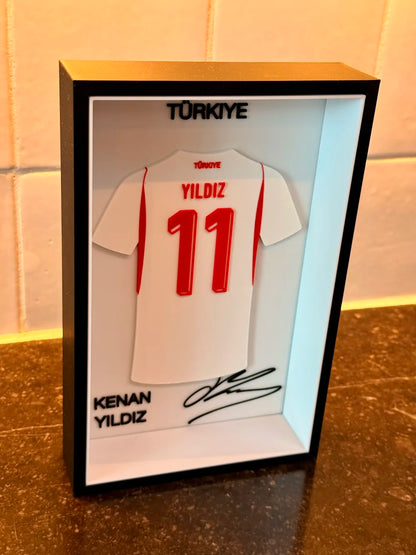 Kenan Yıldız – Türkiye Milli Takımı Forma Çerçevesi | 3D Baskı Dekoratif Duvar Tablosu