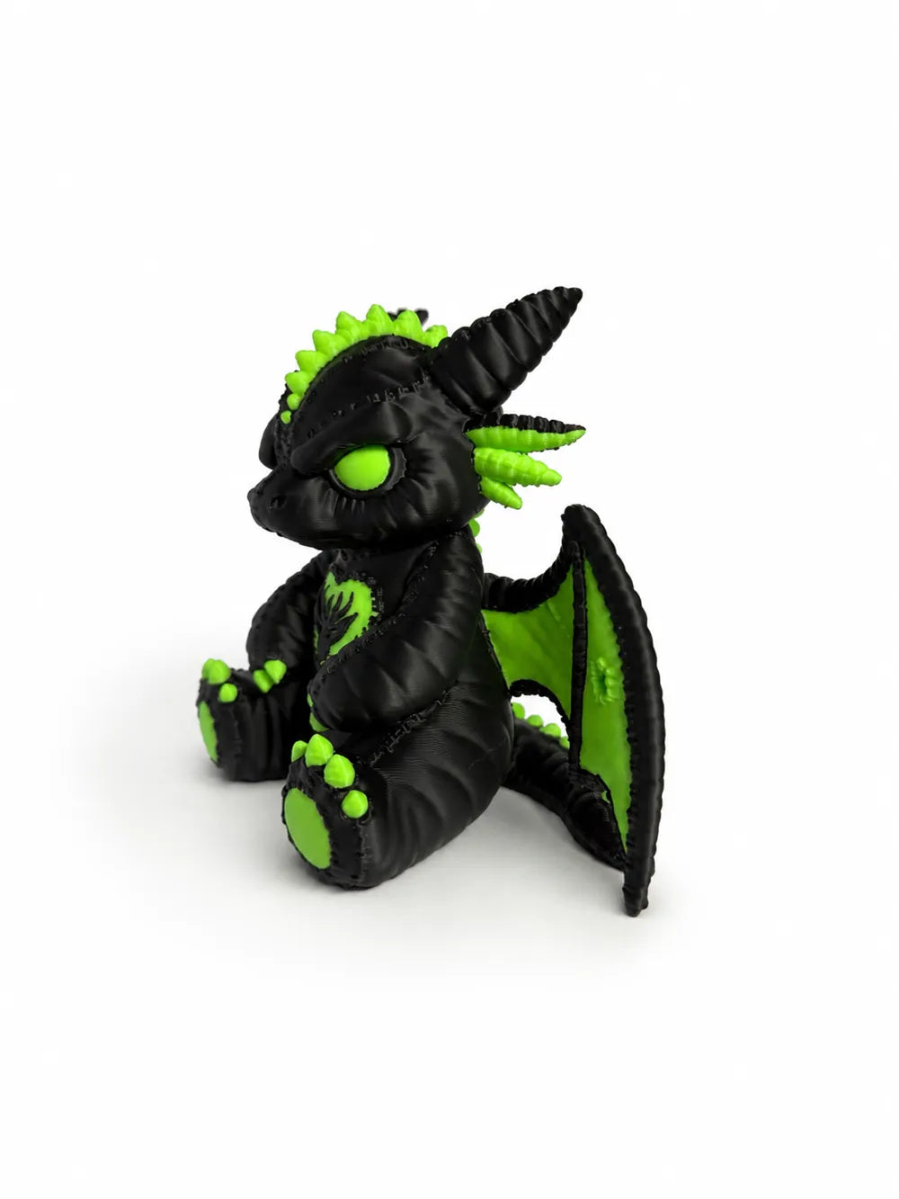 Stitchborn Ejderhası – Karanlık Peluş Koruyucu Dekoratif Figür