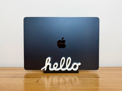 Klasik "Hello" Tasarımlı MacBook Standı – Ayarlanabilir Laptop Dikey Standı