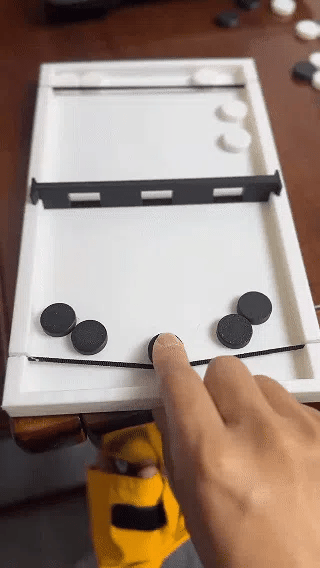 Sling Puck Oyunu – Taşınabilir Hızlı Masa Oyunu (Slingshot Chess)