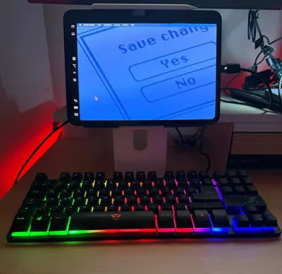 iPad Studio Stand V2 – Modern, Ayarlanabilir ve Şık iPad Masaüstü Standı