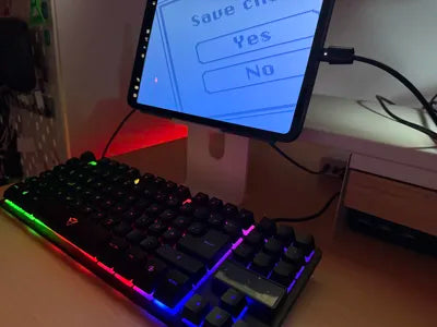 iPad Studio Stand V2 – Modern, Ayarlanabilir ve Şık iPad Masaüstü Standı