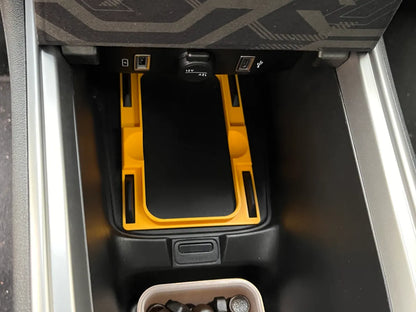 Jeep Avenger iPhone 14 Telefon Tutucu – Araç İçi Kablosuz Şarj Uyumlu Telefon Standı