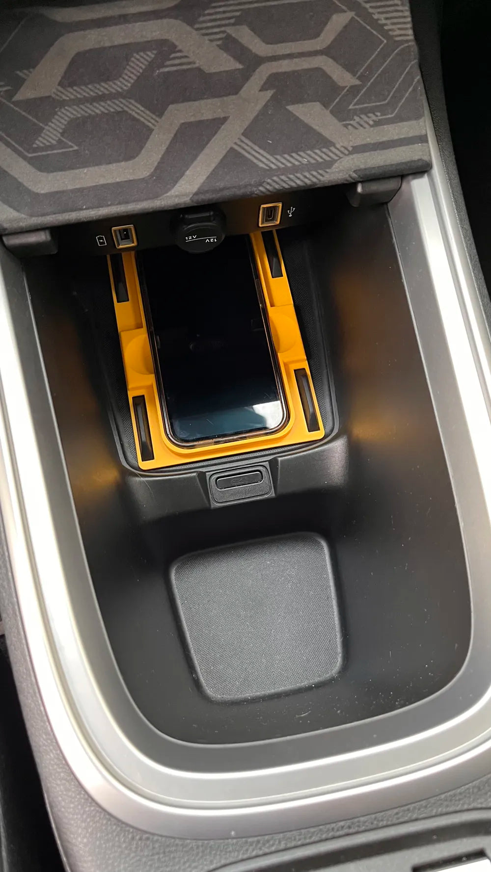 Jeep Avenger iPhone 14 Telefon Tutucu – Araç İçi Kablosuz Şarj Uyumlu Telefon Standı